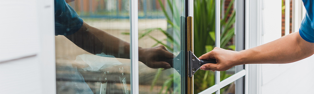 Cleaning home windows with a squeegee